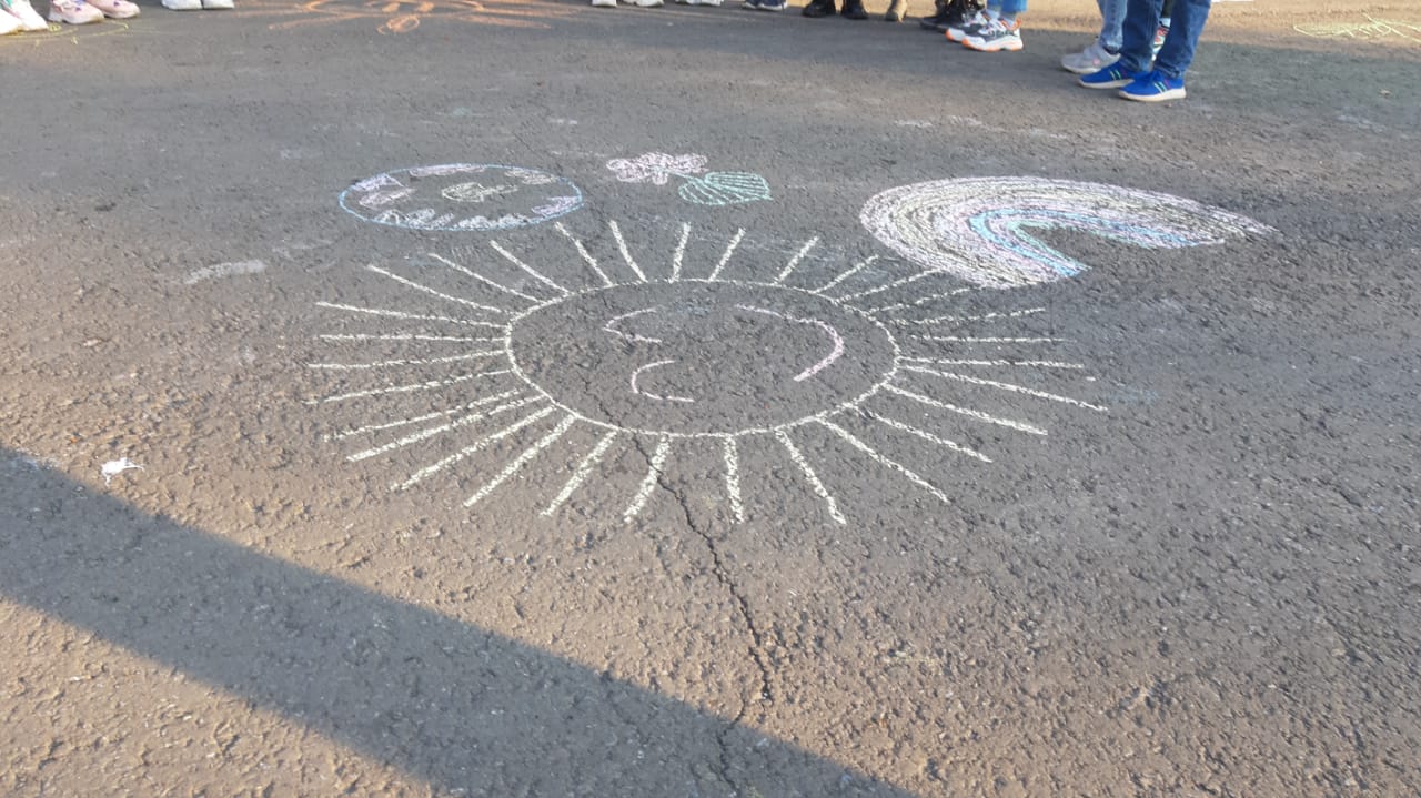 ЯЛЬЧИКИ | День села: «Я рисую солнце, мир» - артпроект рисунков на асфальте