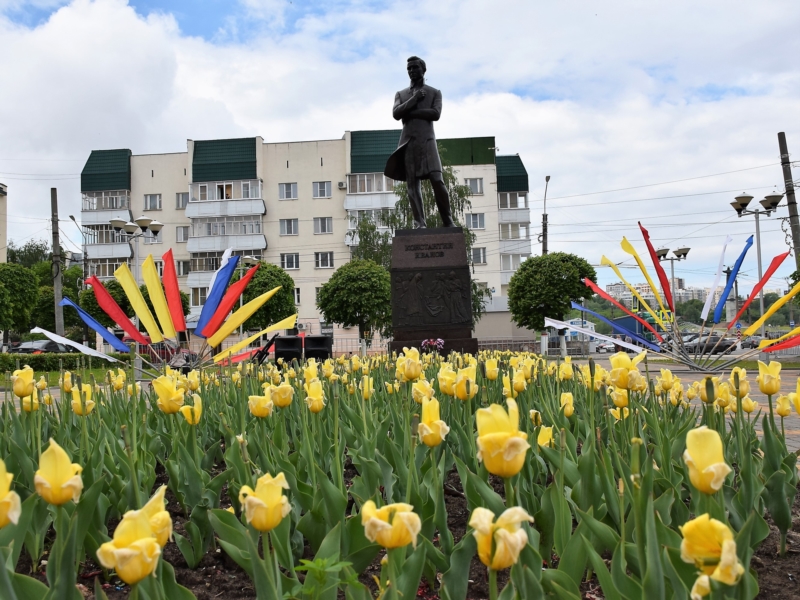 Республики 19. Площадь Чувашской Республики. Площадь Чувашии. Переулок возле памятника чувашскому поэту.