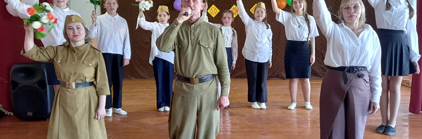 Шемуршинский народный театр выступил в Чепкас Никольской школе с театрализованным представлением «И помнит мир спасенный». 