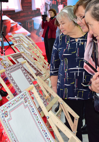 ЦЕНТР НАРОДНОГО ТВОРЧЕСТВА |Команда проекта «Знаки рода: платки-обереги» презентовала солдатские (рекрутские) платки-обереги