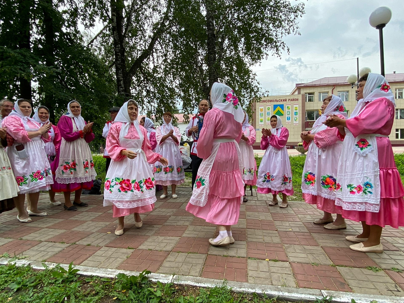 ЦЕНТР НАРОДНОГО ТВОРЧЕСТВА | В Комсомольском районе состоялся фестиваль обрядов и традиций «Несĕлсен сăвапĕ» (Связь поколений)