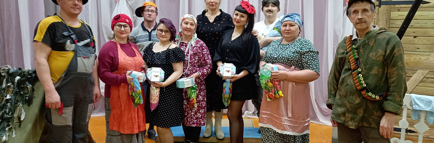 Шемуршинский народный театр радовал жителей села Чепкас-Никольское с комедийным выступлением.