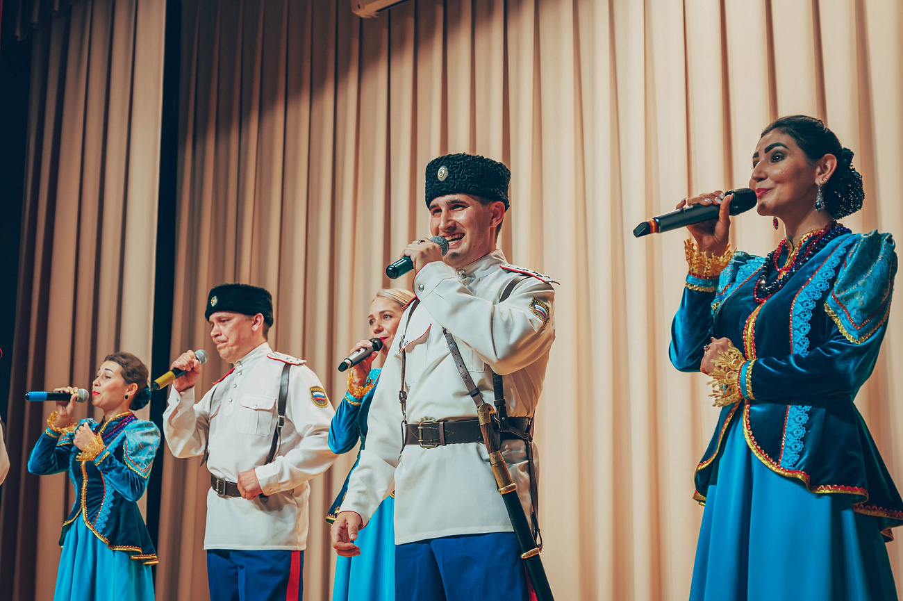 ДОМ ДРУЖБЫ НАРОДОВ     Казачий культурный центр украсил День Республики 