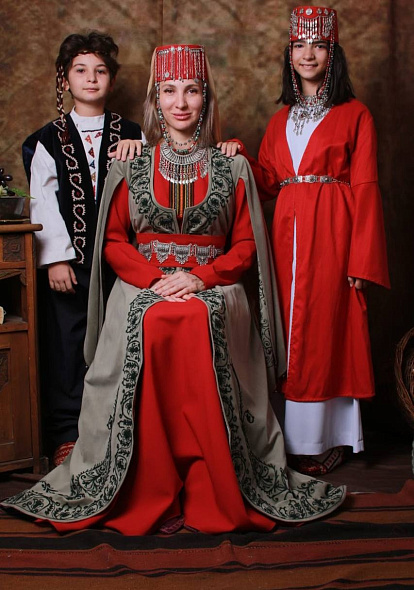 Армяне Чувашии представили красоту национального костюма на международном конкурсе 