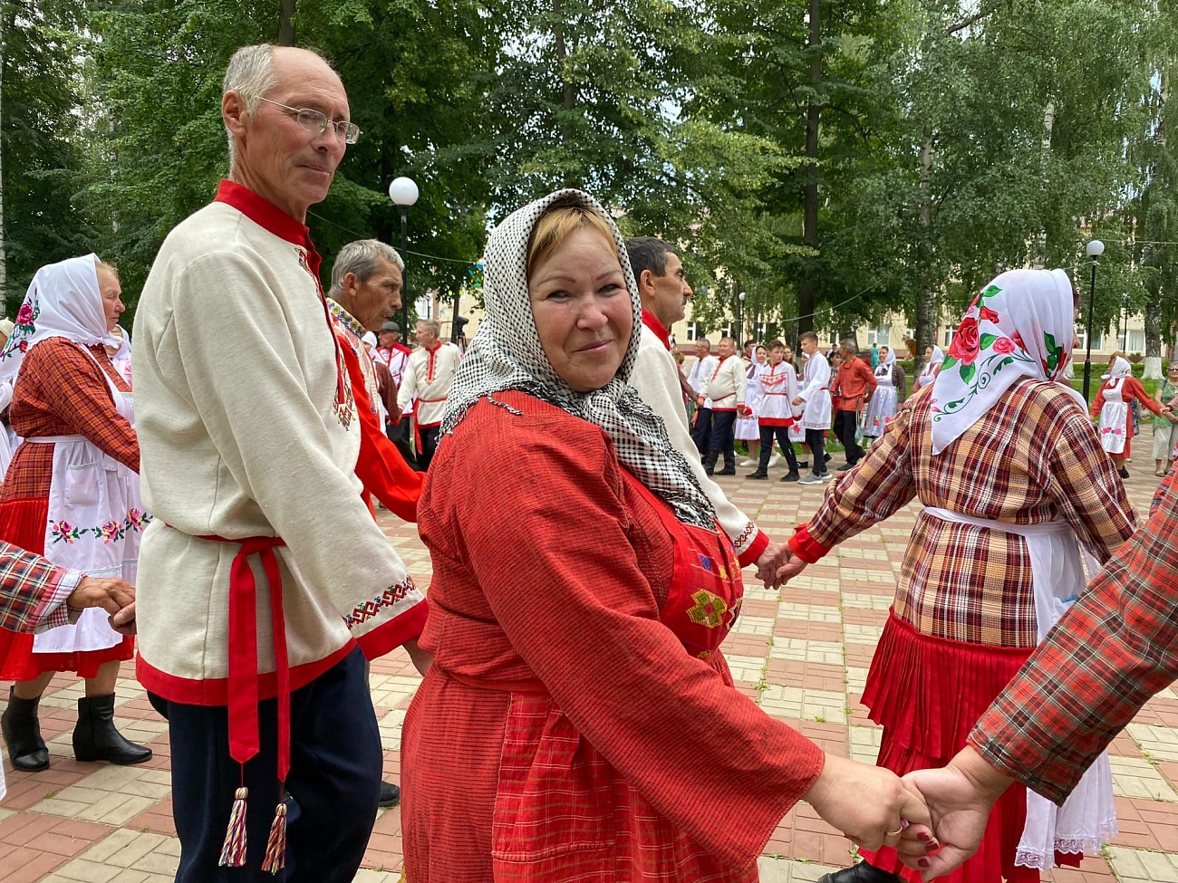 ЦЕНТР НАРОДНОГО ТВОРЧЕСТВА | В Комсомольском районе состоялся фестиваль обрядов и традиций «Несĕлсен сăвапĕ» (Связь поколений)