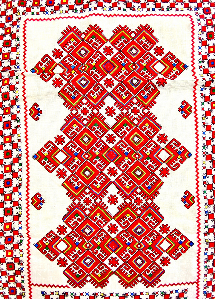 Краски весны в творчестве чувашской вышивальщицы Татьяны Петровой 