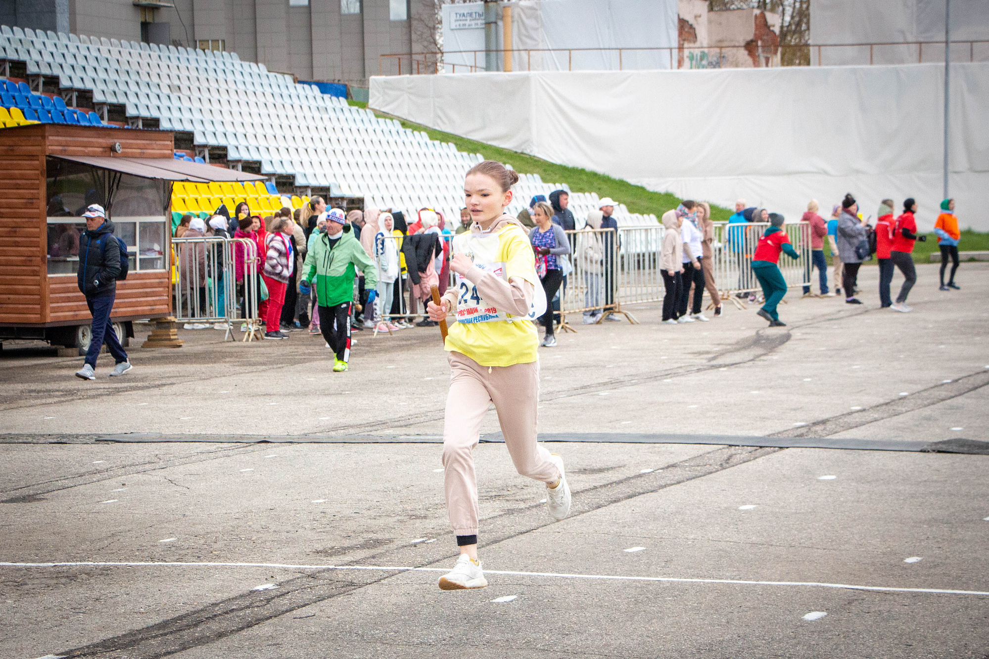 победитель эстафеты. уралхим кирово-чепецк. уралхим кирово-чепецк логотип. веселые старты для сотрудников компании. эстафета уралхим.