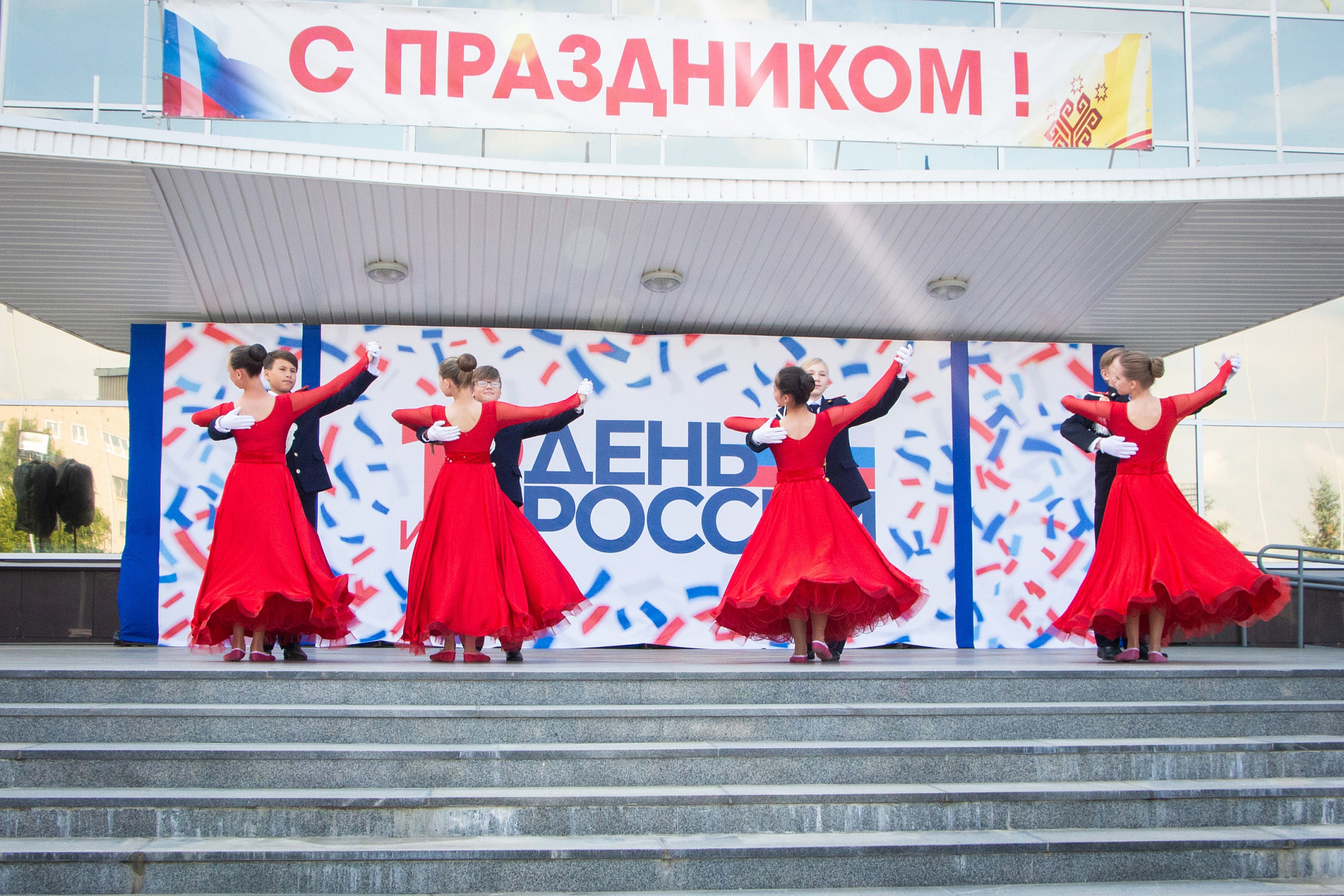 Концерт ДК Химик Черкесск. Za Россию концерт дворец культуры Химиков. ДК Химик Омск елка. Где выступают около ДК Химик.